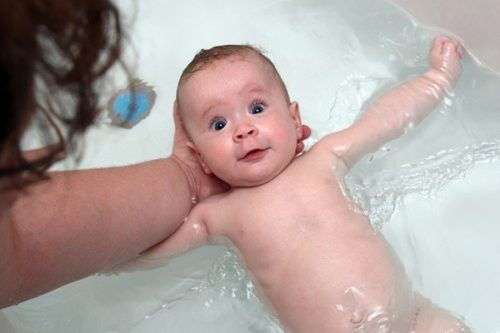 как правильно купать новорожденного